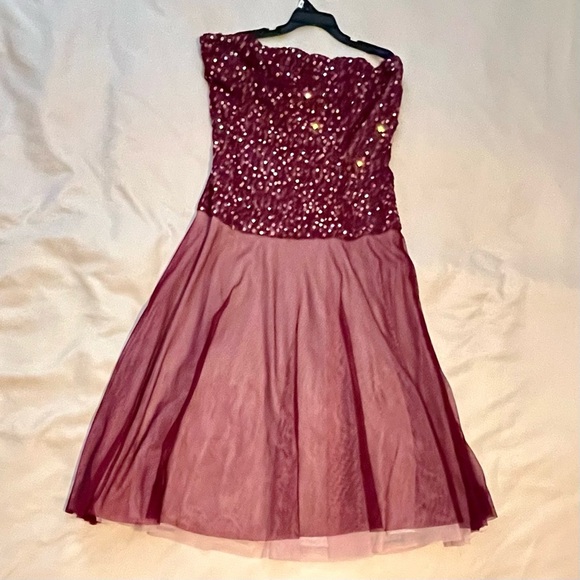 Elegant Burgundy Strapless Dress - Picture 1 of 5